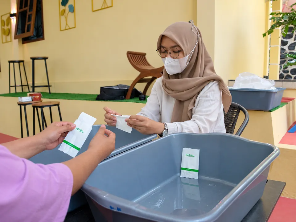 Penyortiran Produk. Produk amenities diperiksa dan dikelompokkan sebelum dikemas.