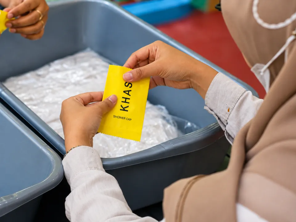Pemeriksaan Kemasan. Tim memeriksa kondisi kemasan sebelum melanjutkan penyiapan barang.