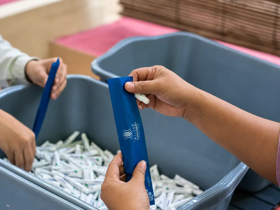 Penataan Produk Satuan. Produk satuan dipisahkan dan ditata untuk memudahkan pengemasan.