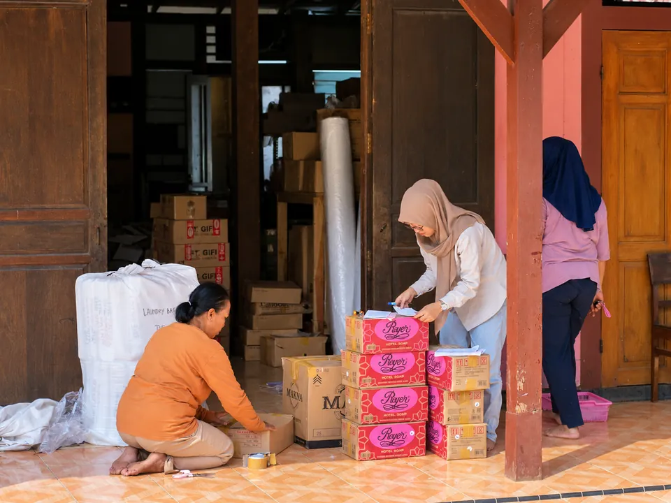 Penyiapan Perlengkapan Tamu. Perlengkapan tamu disusun untuk penyiapan pesanan.