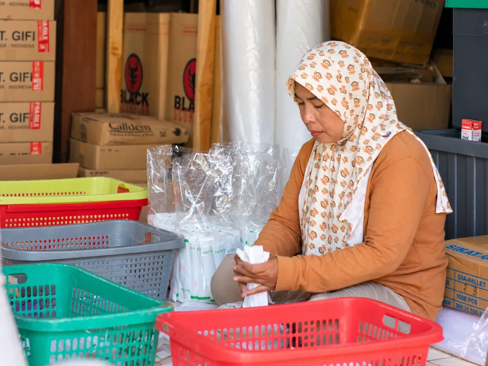 Penanganan Barang di Gudang. Tim menata dan mengelompokkan barang di gudang.