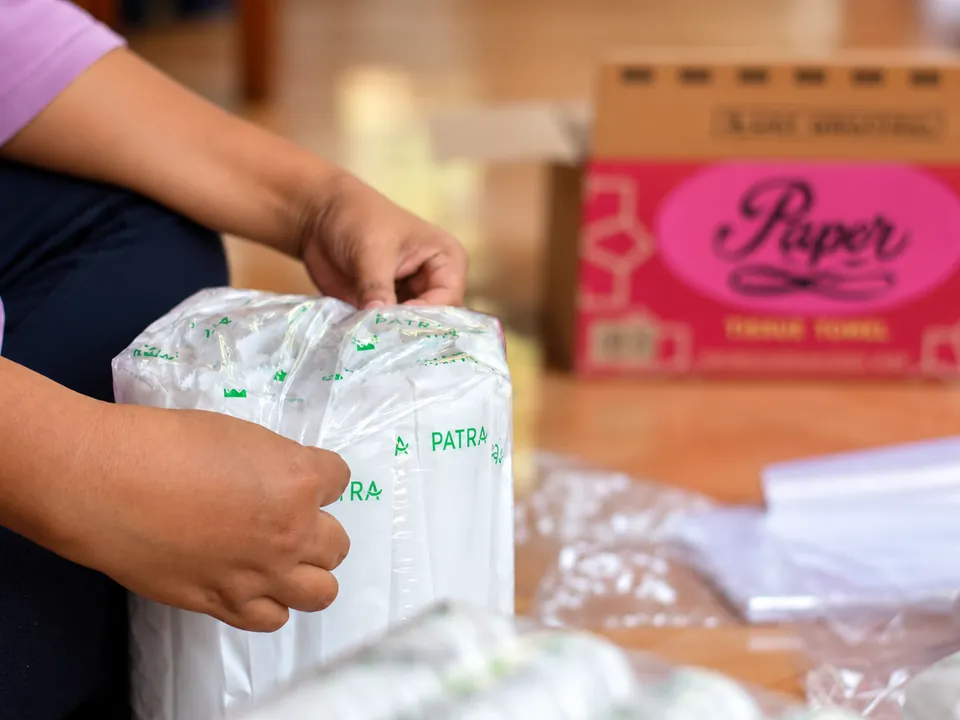 Pengelompokan Produk. Produk dikelompokkan agar mudah dihitung dan dikemas.