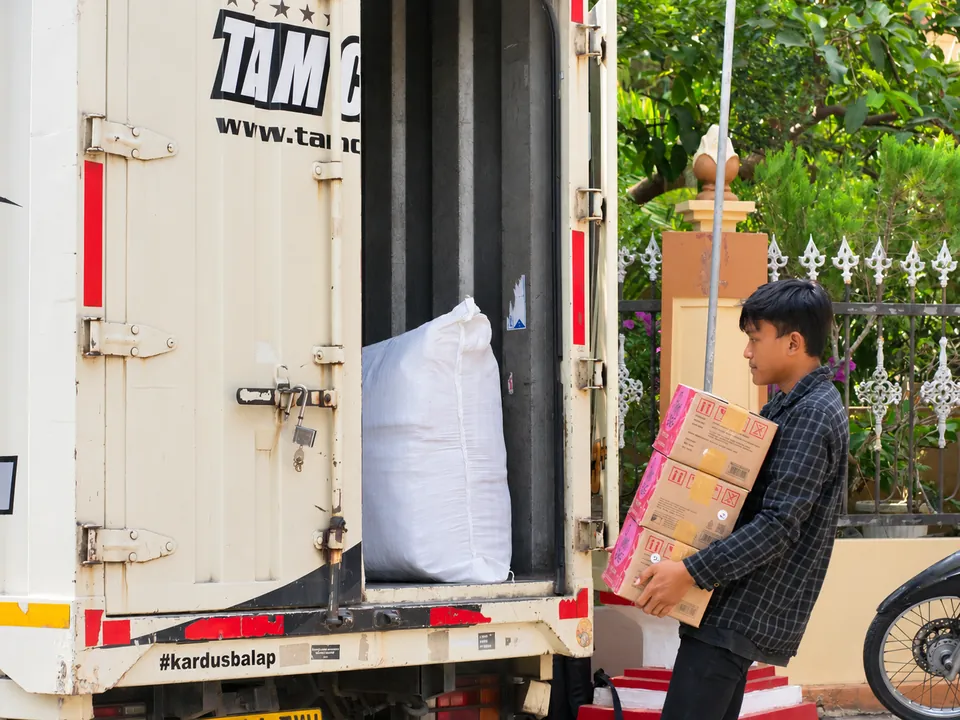 Pemuatan Barang Pesanan. Barang dimuat dan ditata di kendaraan untuk pengiriman.